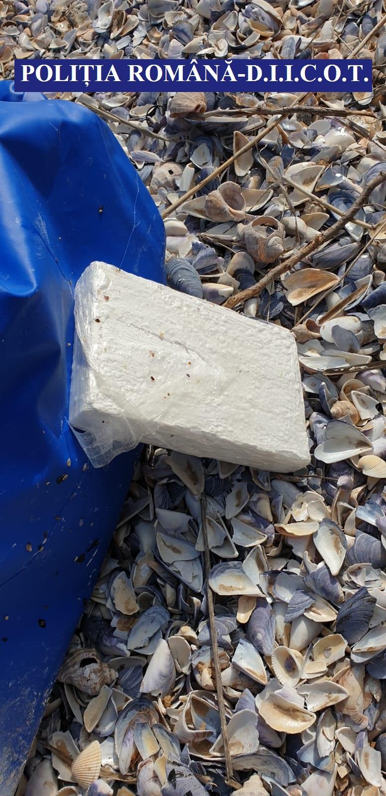 Pachete cu cocaină aduse la mal pe plajele din Năvodari și Vadu 586951