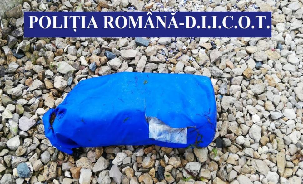 Pachete cu cocaină aduse la mal pe plajele din Năvodari și Vadu 586952