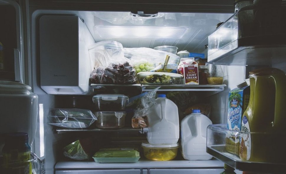De ce frigiderul are lumină interioară, dar congelatorul nu?