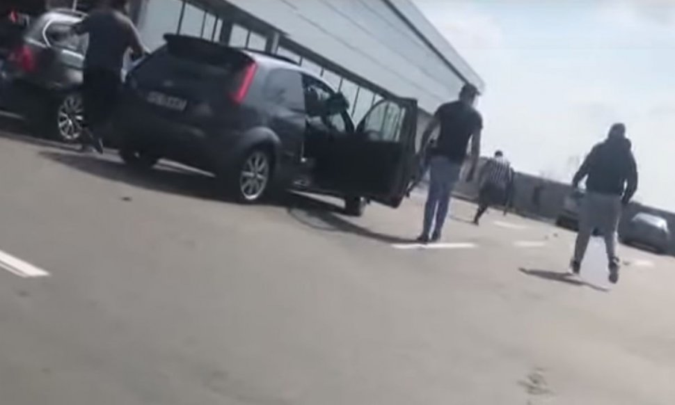 Bătaie cu săbii, bâte și pietre în parcarea unui supermarket din Balș. Mai multe persoane au fost rănite (VIDEO)
