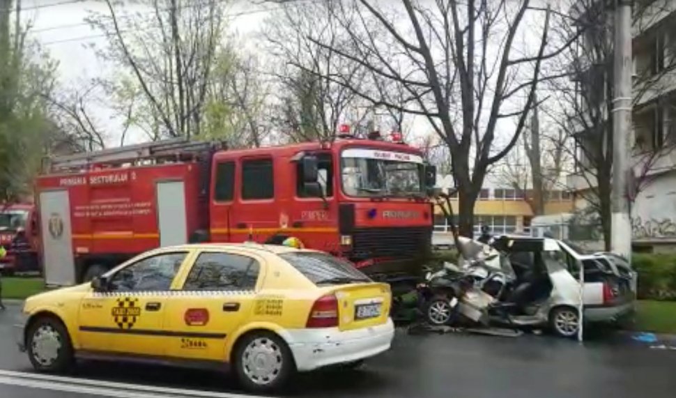 O autospecială de pompieri, implicată într-un accident rutier în București