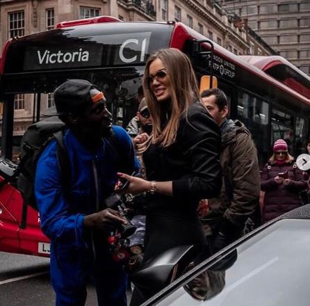 O moldoveancă a blocat o stradă din Londra cu un Lamborghini acoperit cu milioane de cristale Swarovski! Cum arată Daria, șoferița model - FOTO 587454