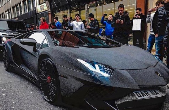 O moldoveancă a blocat o stradă din Londra cu un Lamborghini acoperit cu milioane de cristale Swarovski! Cum arată Daria, șoferița model - FOTO