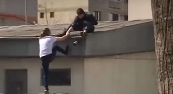 Sergiu a văzut doi botoșăneni care se chinuiau să bea o bere pe acoperișul unui garaj. Ce au pățit în secunda următoare. Genial! VIDEO