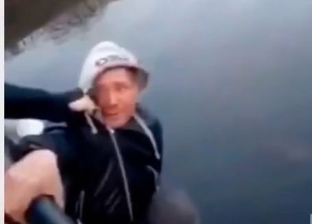 Au ucis un om, împingându-l de pe un pod, și au filmat totul pentru a strânge multe vizualizări pe internet