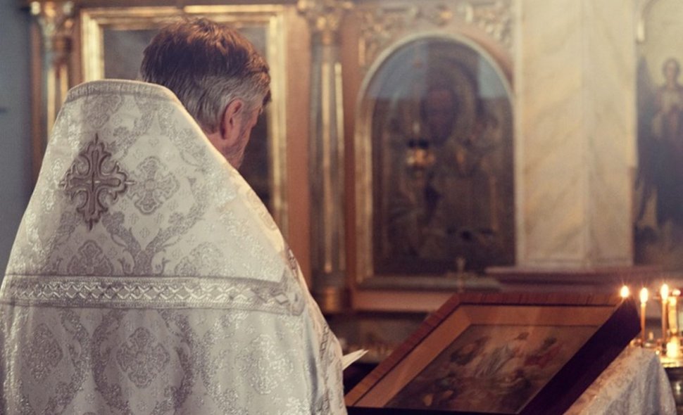 Caz șocant în Spania. Doi români au permis unui preot să le abuzeze sexual copilul