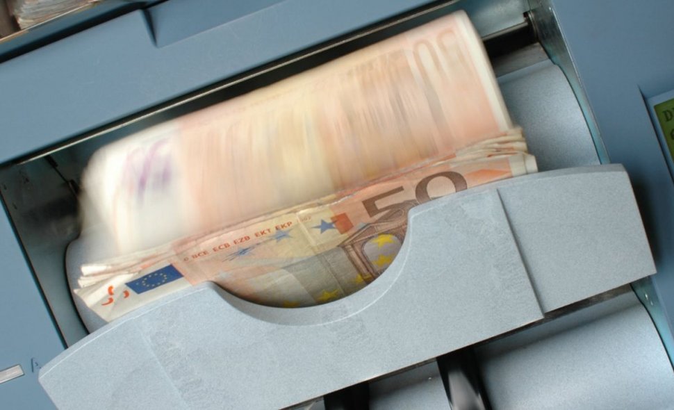 Contabilul unei bănci a furat peste 700.000 de euro pentru iubitul român. „Mi-era frică să nu îl pierd”