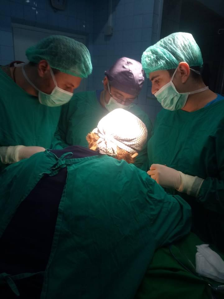 E fumătoare, avea o gușă voluminoasă și răgușise, de-abia mai vorbea. Medicii de la Spitalul Universitar București s-au uitat imediat în gâtul femeii. Era uriașă! A fost nevoie de 11 doctori de la patru specializări FOTO cu IMPACT EMOȚIONAL 587598