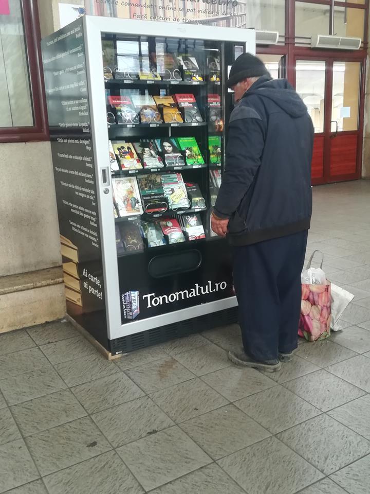 Era în gara din Ploiești. Nici nu a stat pe gânduri și a scos telefonul mobil să-i facă niște poze.Ce făcea un bătrân lângă un tonomat de cărți (FOTO) 587556