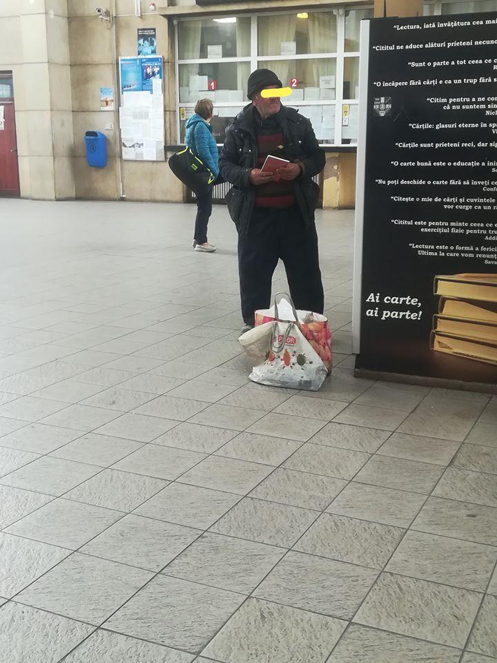 Era în gara din Ploiești. Nici nu a stat pe gânduri și a scos telefonul mobil să-i facă niște poze.Ce făcea un bătrân lângă un tonomat de cărți (FOTO) 587557