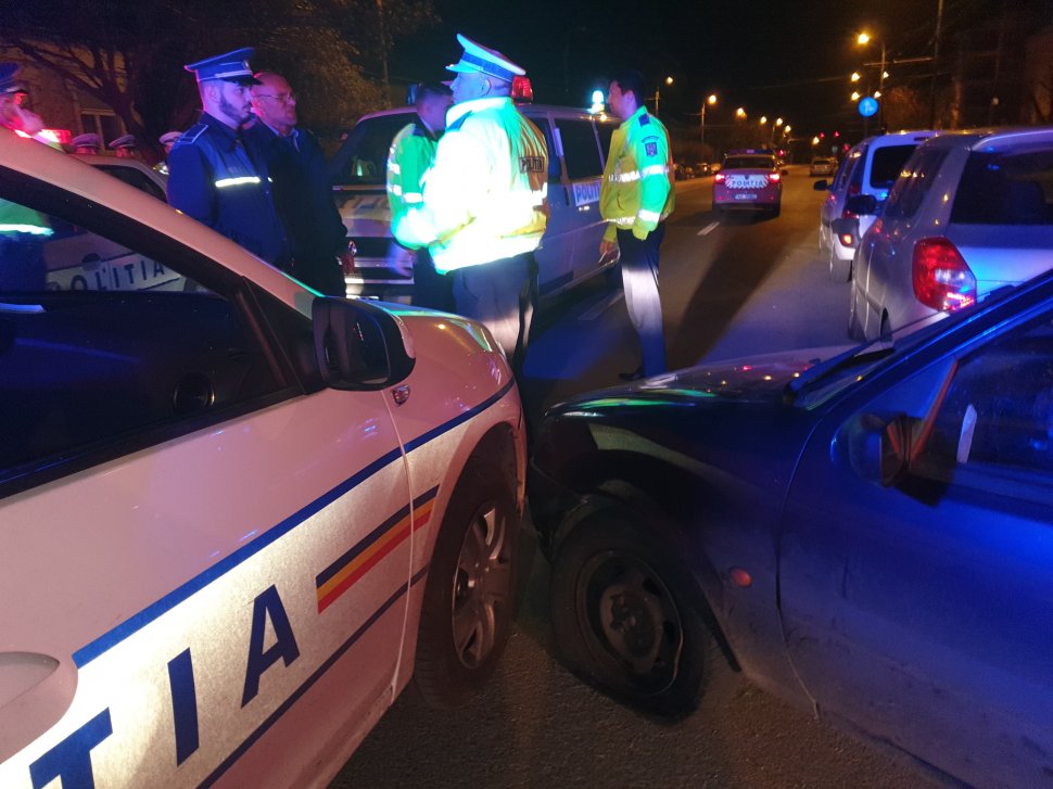 Șofer fugar, fără permis de conducere, urmărit de polițiști pe străzile din Timișoara. Au fost trase zeci de focuri de armă pentru prinderea lui, după ce a condus zeci de kilometri fără o roată