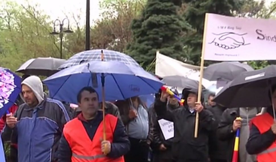 Proteste de amploare la Ministerul Transporturilor. Angajații CFR vor salarii mai mari și creșterea pensiei de serviciu