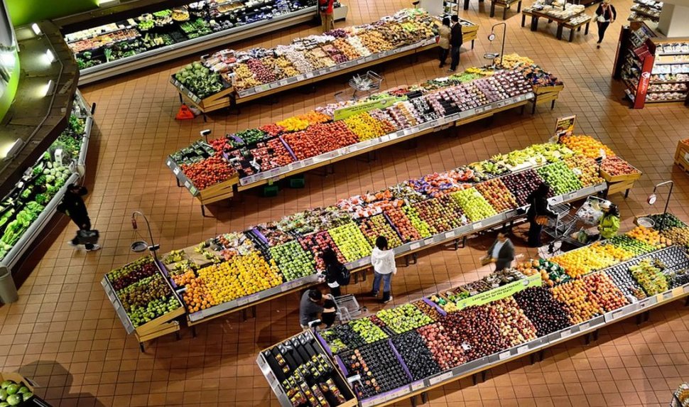 Opt tone de fructe au fost confiscate. Amenzi uriașe date de ANPC în marile lanțuri de magazine din România