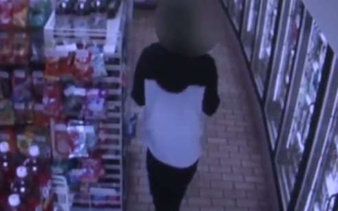 Adolescentul intrase în supermarket și a început să se plimbe printre rafturi. Când se pregătea să iasă din magazin, paznicul s-a dus glonț la el. A înțeles imediat că s-a întâmplat ceva, dar nu se aștepta la asta (VIDEO)