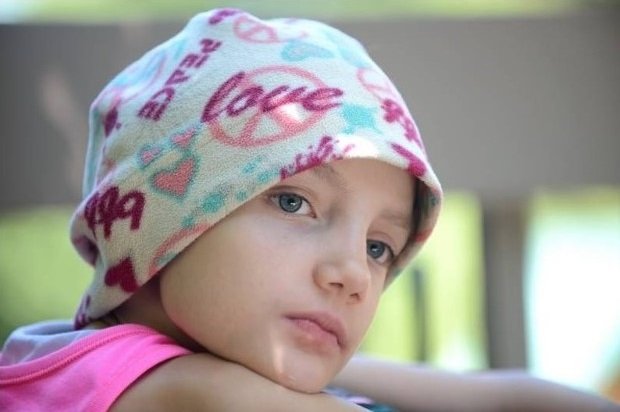 Moartea explicată de o fetiță cu cancer în fază terminală: „Uneori, mama iese din cameră pentru a plânge în ascuns pe hol. Atunci când eu voi muri, cred că mama mea…”