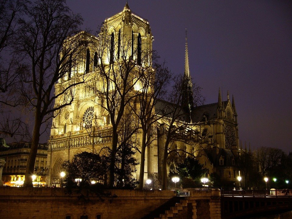 Incendiu la Notre Dame. Jurnalist român la Paris: Nu este exclusă varianta unui atentat terorist