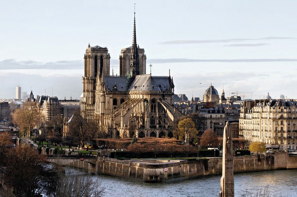 Incendiu la Notre Dame. Povestea impresionantă a catedralei Notre Dame din Paris