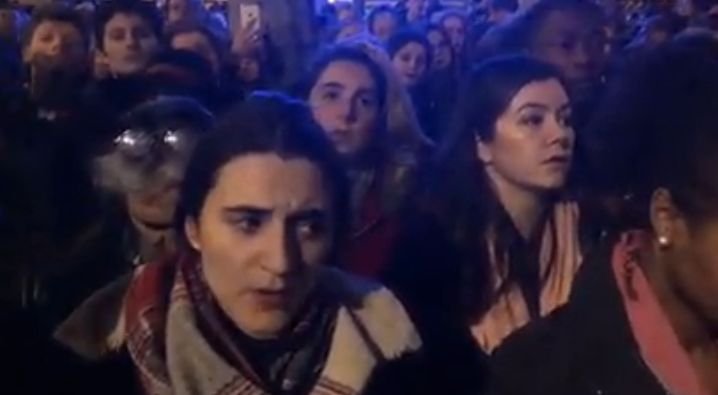 Momente emoționante la Notre Dame. Mulțimea cântă, în timp ce vin mesaje de încurajare de pe tot mapamondul - VIDEO