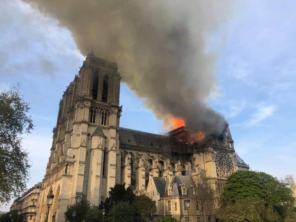 Momentul în care fleșa catedralei Notre Dame s-a prăbușit - VIDEO