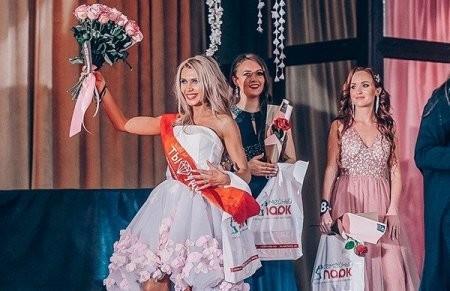 Un preot ortodox a fost trimis în exil, după ce soția sa a câștigat un premiu la un concurs de frumusețe 588447