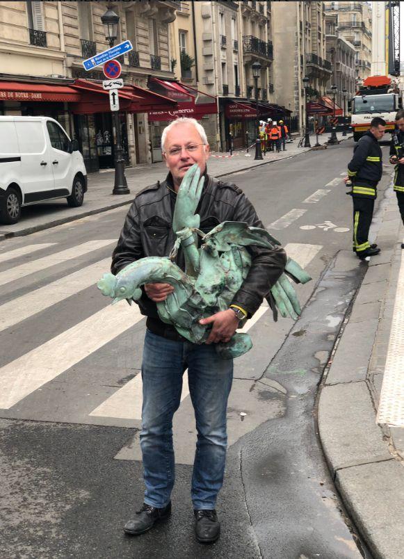 Cocoșul din turnul Catedralei Notre-Dame a fost găsit în moloz. Mulți spun că este un miracol (FOTO) 588703