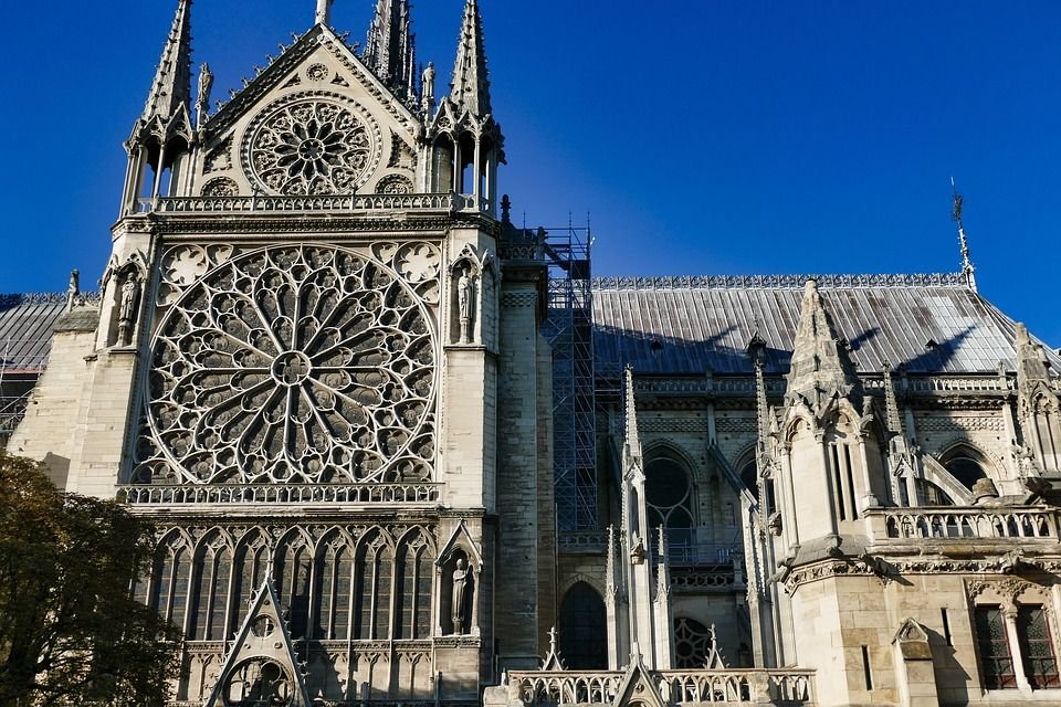 Cocoșul din turnul Catedralei Notre-Dame a fost găsit în moloz. Mulți spun că este un miracol (FOTO)