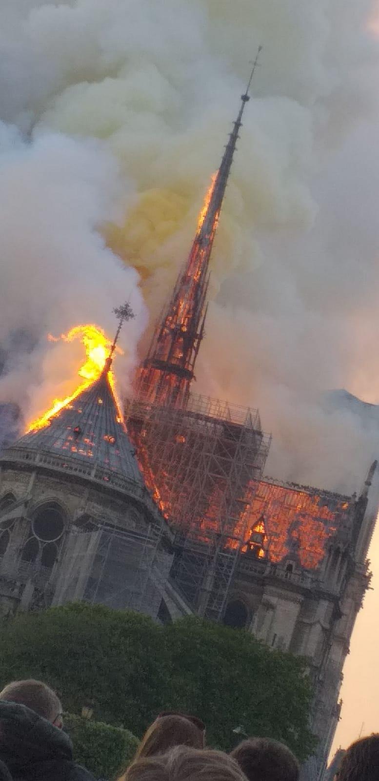 Incendiu la ”Notre Dame” din Paris. ”Structura este salvată în întregime” - VIDEO LIVE 588462