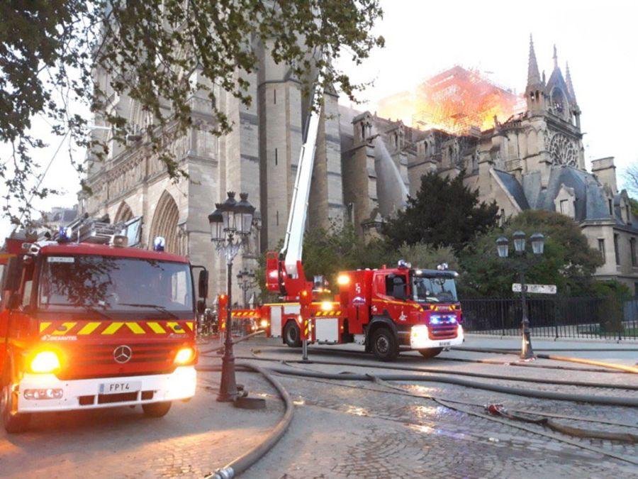Incendiu la ”Notre Dame” din Paris. ”Structura este salvată în întregime” - VIDEO LIVE 588478
