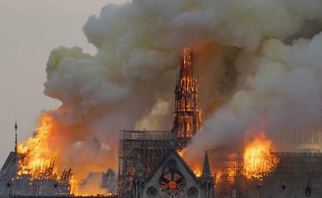 Incendiu Notre-Dame. Youtube a catalogat știrea despre focul de la catedrală drept una falsă 