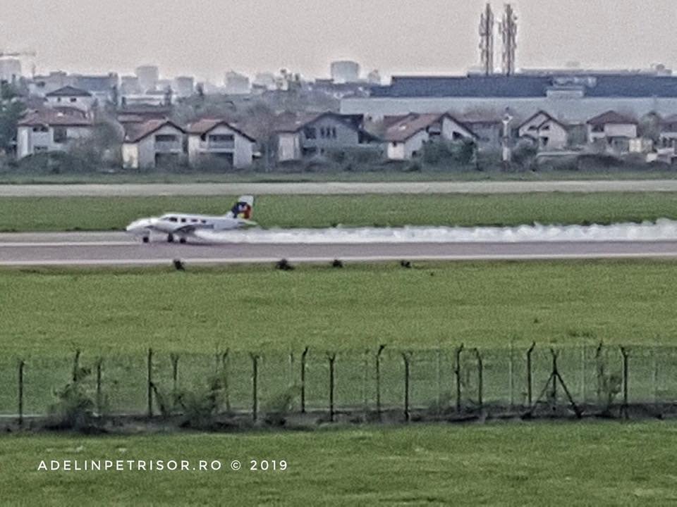 Avion în flăcări pe Aeroportul din Băneasa - FOTO