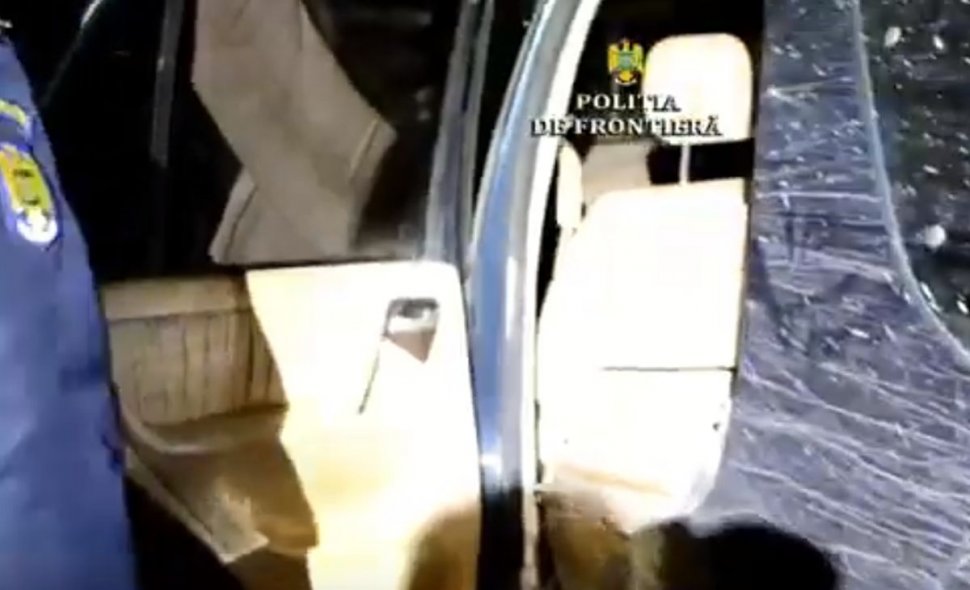 Ce au găsit polițiștii într-o mașină abandonată într-o pădure din Botoșani. Au avut un șoc când au deschis portbagajul - VIDEO