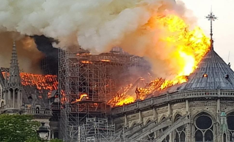 Incendiul de la Catedrala Notre-Dame, prin ochii unui voluntar român care i-a însoțit toată noaptea pe pompierii francezi: „A fost un moment dureros. Oameni căzuți în genunchi se rugau” 588767
