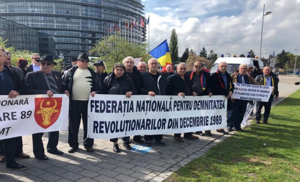 Miting al revoluționarilor în fața Parlamentului European. Oamenii cer demiterea lui Lazăr