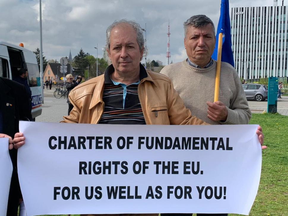 Miting al revoluționarilor în fața Parlamentului European. Oamenii cer demiterea lui Lazăr 588808