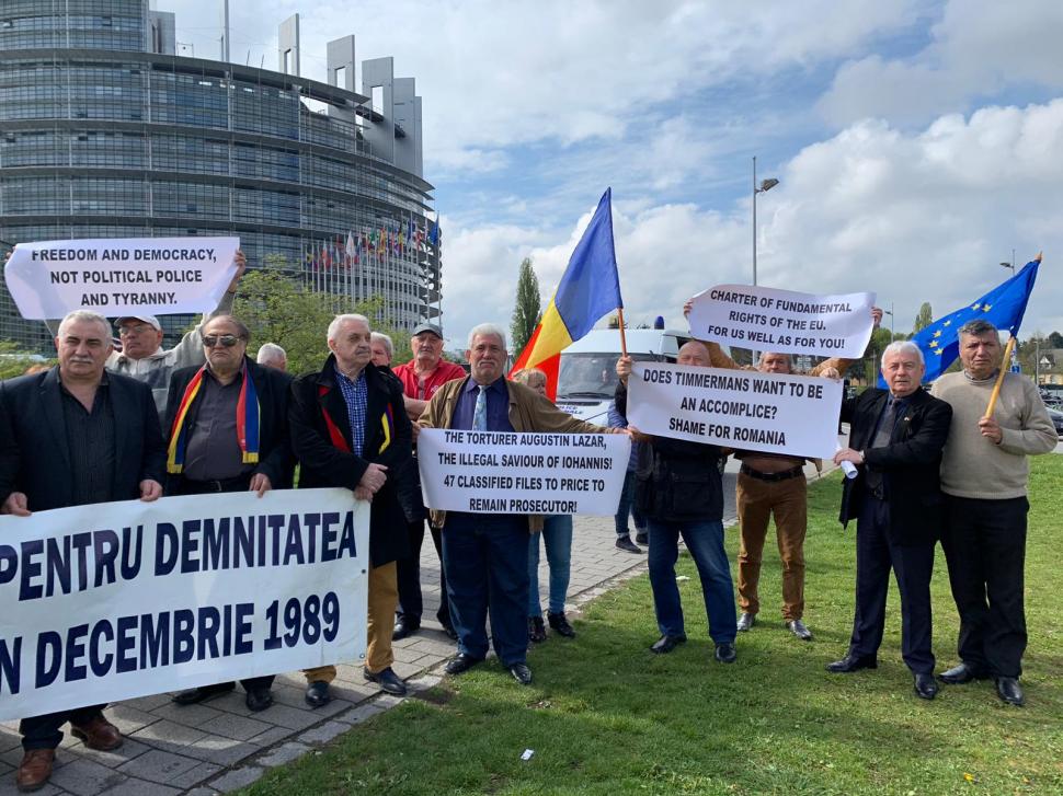 Miting al revoluționarilor în fața Parlamentului European. Oamenii cer demiterea lui Lazăr 588809
