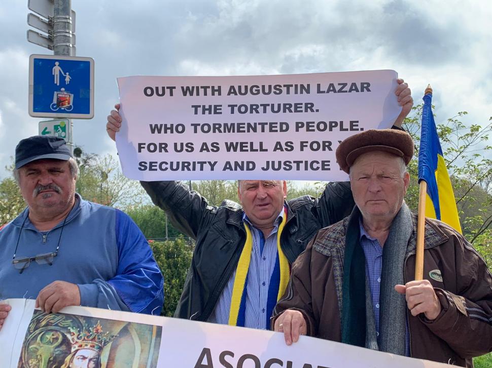 Miting al revoluționarilor în fața Parlamentului European. Oamenii cer demiterea lui Lazăr 588811