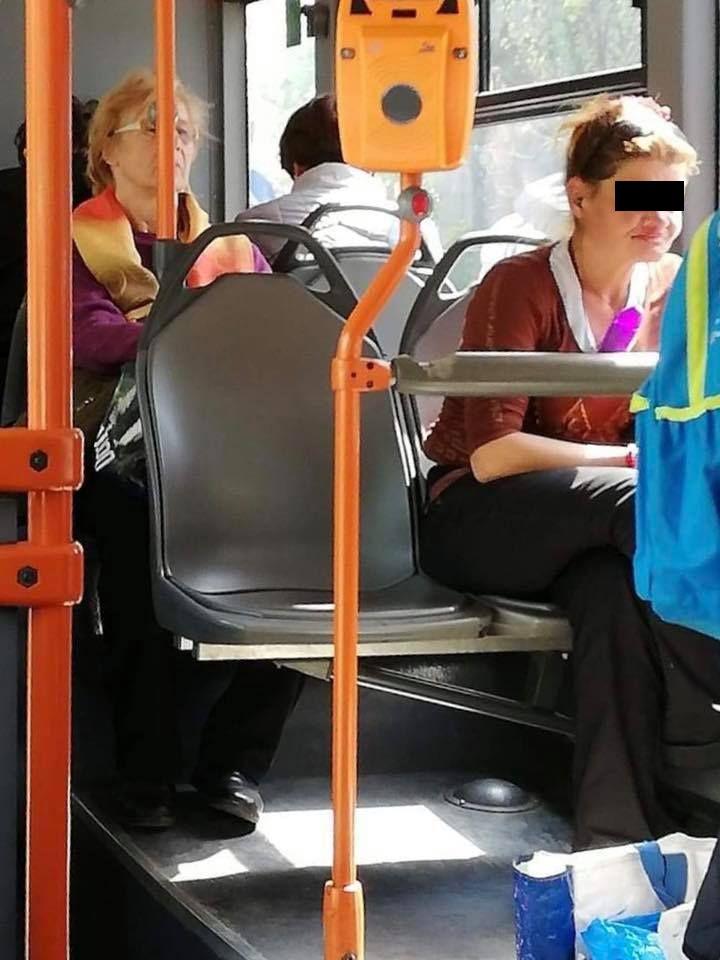 Radu se afla într-un autobuz din București și privea plictisit călătorii. Și-a aruncat privirea spre o bătrânică și imediat a scos telefonul. Era șocat de ceea ce ascunde femeia. Nu credea că o să vadă așa ceva în viața lui - FOTO  588831