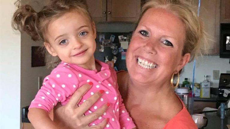 Timp de cinci luni, a văzut că nu a venit nimeni să o viziteze pe micuță în spital. Asistenta nu a rămas indiferentă și a decis să-i schimbe definitiv viața copilei 588814