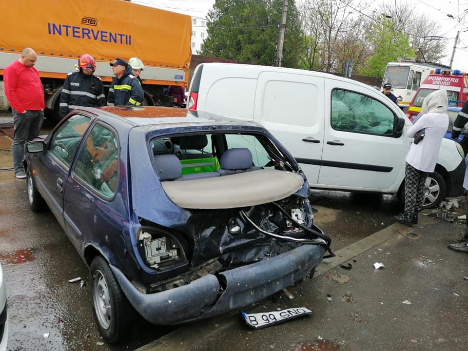 Accident grav în Capitală,  la intersecția cu Șoseaua Giurgiului. Un șofer a lovit mai multe autovehicule (FOTO) 589069