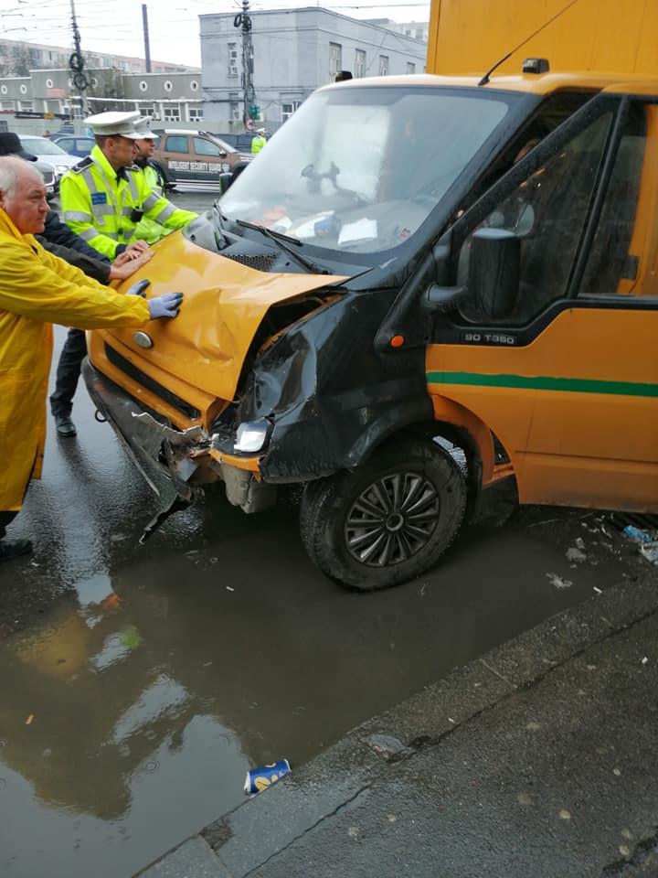 Accident grav în Capitală,  la intersecția cu Șoseaua Giurgiului. Un șofer a lovit mai multe autovehicule (FOTO) 589071