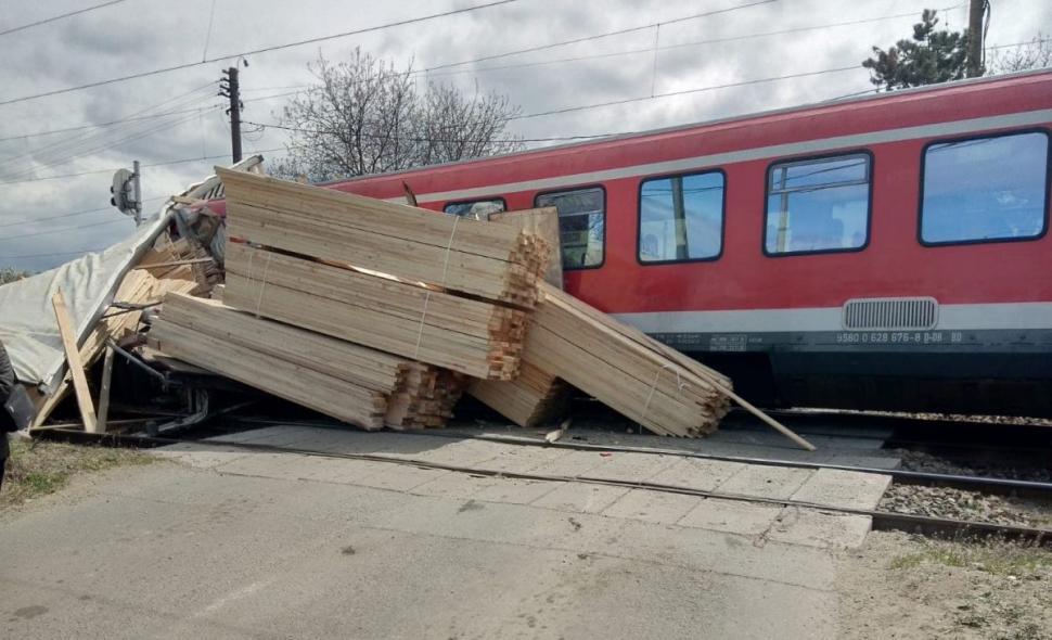 Accident în Bistrița-Năsăud, după ce un tren și un camion s-au ciocnit. Cel puțin cinci persoane sunt rănite (FOTO) 589079