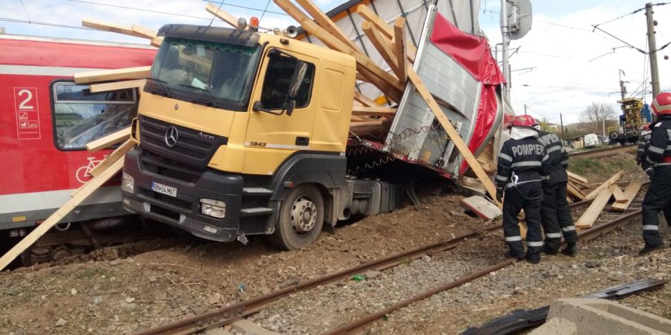 Accident în Bistrița-Năsăud, după ce un tren și un camion s-au ciocnit. Cel puțin cinci persoane sunt rănite (FOTO) 589083