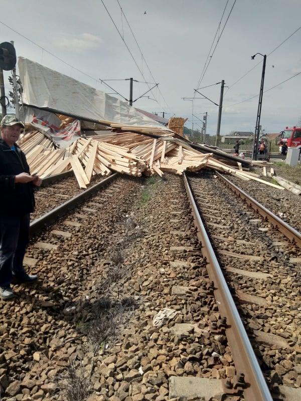 Accident în Bistrița-Năsăud, după ce un tren și un camion s-au ciocnit. Cel puțin cinci persoane sunt rănite (FOTO) 589084