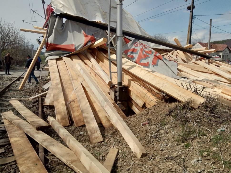 Accident în Bistrița-Năsăud, după ce un tren și un camion s-au ciocnit. Cel puțin cinci persoane sunt rănite (FOTO) 589085