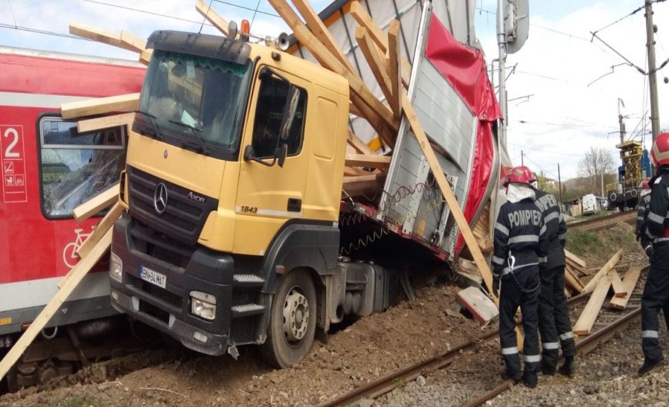 Accident în Bistrița-Năsăud, după ce un tren și un camion s-au ciocnit. Cel puțin cinci persoane sunt rănite (FOTO)