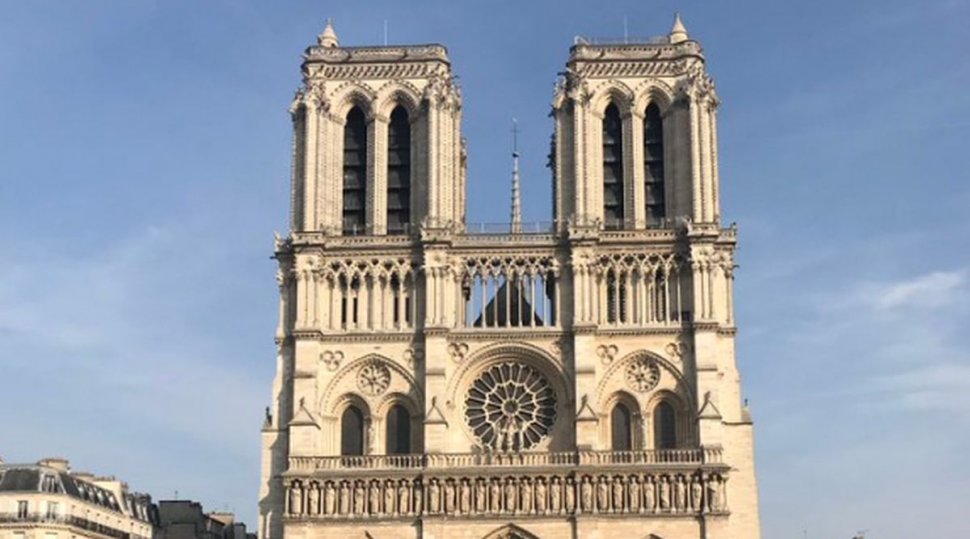 Fotografia care a cucerit internetul! A fost făcută în fața Catedralei Notre-Dame cu doar o oră înainte să fie cuprinsă de flăcări