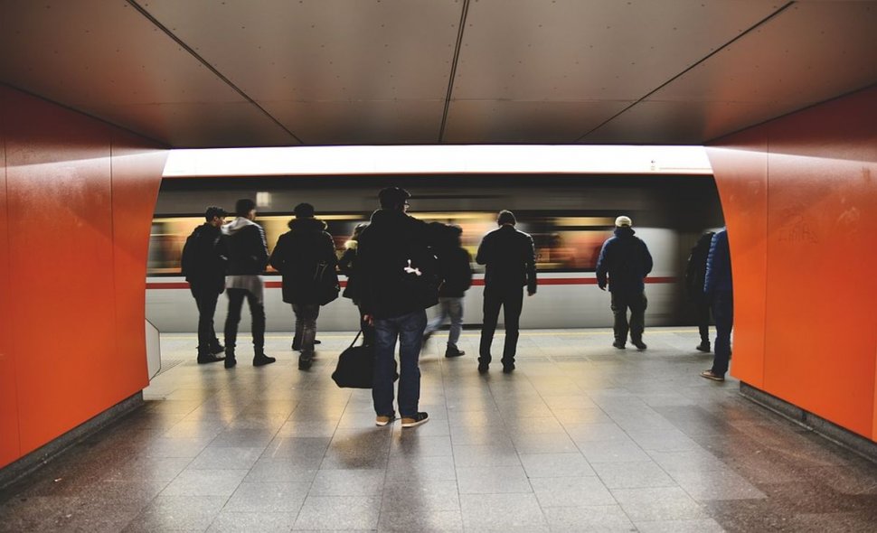 Surpriză în această dimineață la metrou. Cum a apărut un bărbat printre călători. „Te rog să cobori acum din tren” (FOTO-VIDEO)