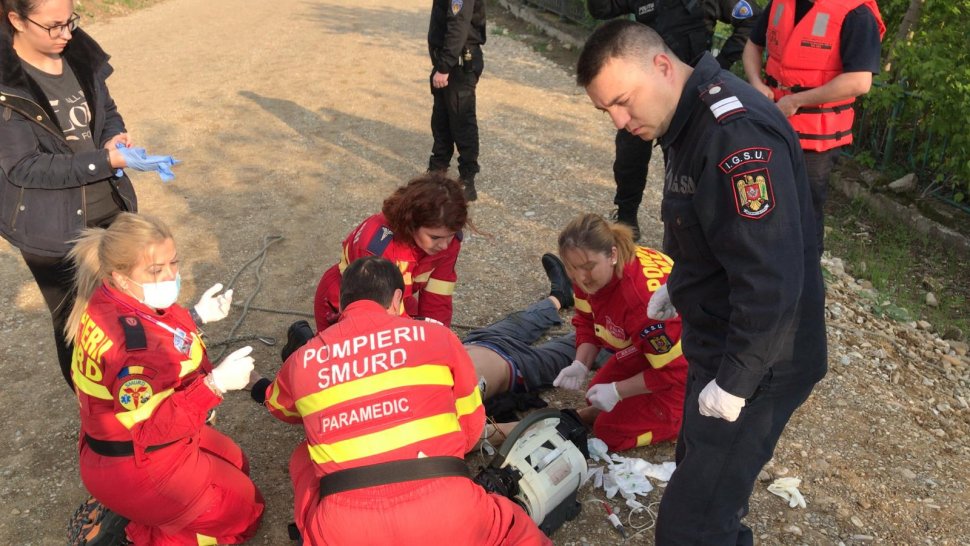 Momentul în care un salvator SMURD aduce la mal un bărbat care a căzut în Dâmbovița. Salvatorul a sărit în apă după el VIDEO
