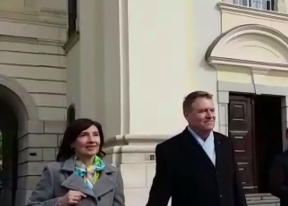 Klaus Iohannis, împreună cu soția la slujba de Paște. Cum a fost surprins președintele - VIDEO