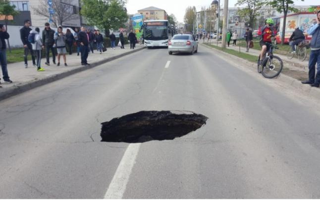 Șoferii care ajunseseră pe această stradă din Iași duminică după-amiaza au avut un șoc. „Doamne, a apărut din senin” (FOTO) 589606